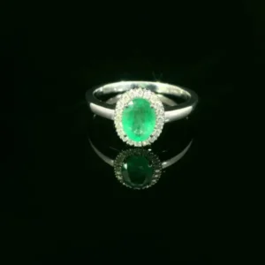 Exklusiver Weissgoldring mit Diamanten und Smaragd – Zeitlose Eleganz in 18 Karat - 18K-Smaragold EKC3/11.21