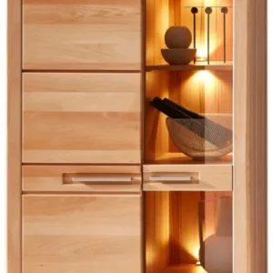 Vitrine NATURE ONE aus Kernbuche-Massivholz mit geschlossener linker Seite und beleuchteter rechter Glasvitrine.