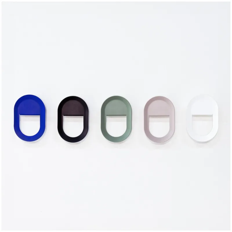 Gesamtansicht von fünf Design Garderobenhaken COUCOU in den Farben Blau, Schwarz, Graugrün, Puder und Weiß.