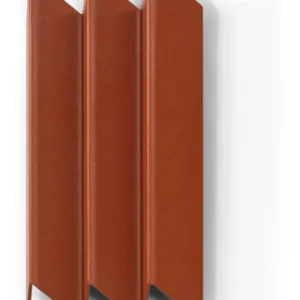 Wandgarderobe SENSU Small in Rostbraun mit drei gefalteten Stahl-Paneelen, Gesamtansicht.