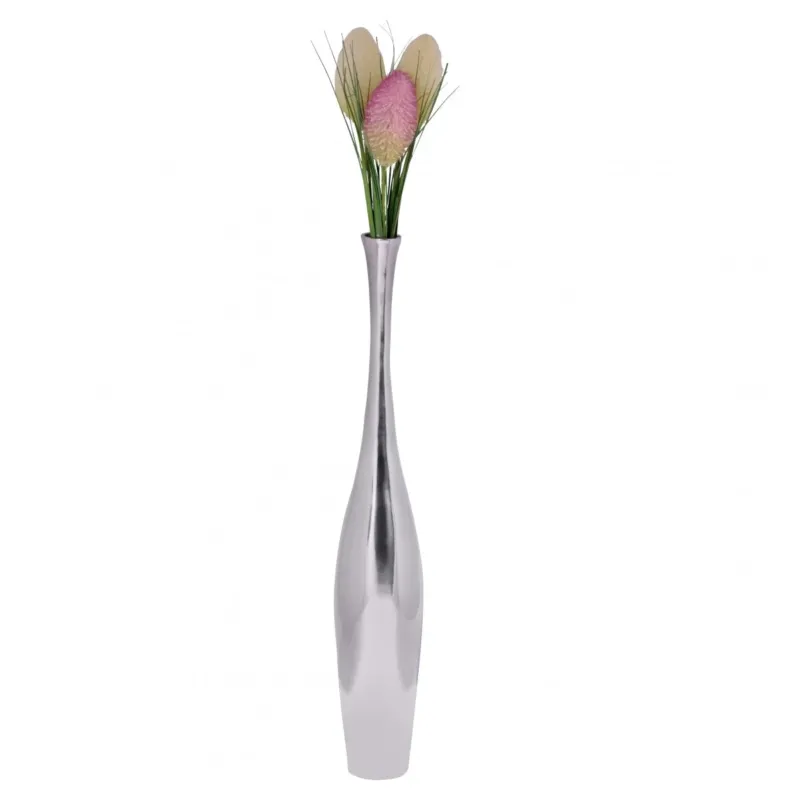 Vase BOTTLE S groß mit schlanker silberner Aluminium-Form und rosa Trockenblüten in Gesamtansicht.