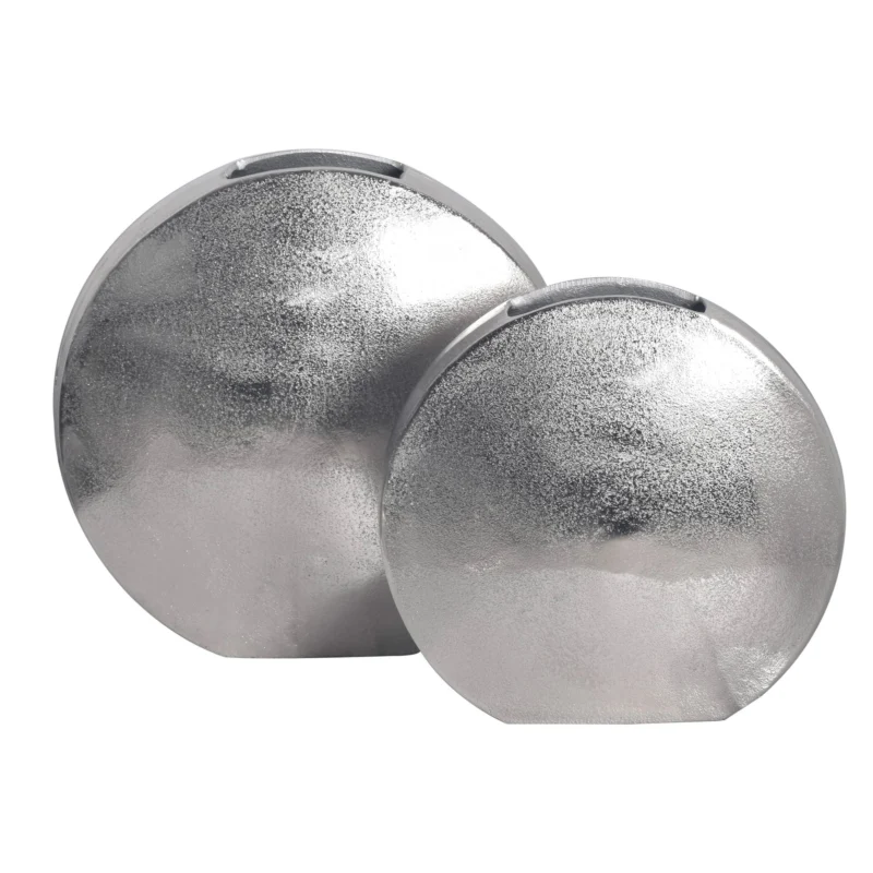 Gesamtansicht des Vase 2er Set Aluminium Silber Rund Modern Handgefertigt mit zwei silbernen Kugelvasen in unterschiedlichen Größen.