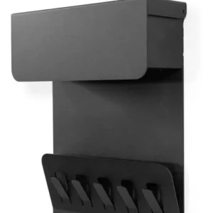 Wandgarderobe KEEPER Schwarz in Gesamtansicht mit Klappe und fünf Haken aus schwarzem Stahl.