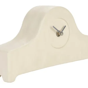 Uhr Grandma von Zuiver aus Keramik in Beige mit geschwungener Form und silbernen Zeigern, Gesamtansicht.