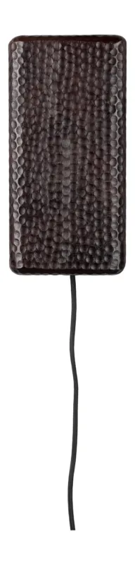 Wandlampe Marnix aus Mangoholz in Braun mit strukturierter Relief-Oberfläche, Frontansicht.