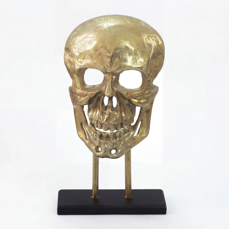 Deko-Totenkopf Skull Aluminium Gold 57 cm mit Standfuß in goldener Aluminium-Ausführung auf schwarzem Sockel, Gesamtansicht.
