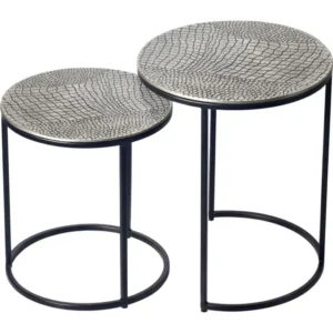 Satztisch 2er Set rund in Silber, Gesamtansicht beider Tische mit strukturierter Aluminiumplatte und schwarzem Eisengestell.