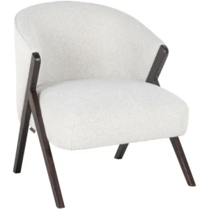 Gesamtansicht des Richmond Lounge Stuhl Mia mit beigefarbenem Polsterbezug und dunkelbraunem Buchholzgestell.