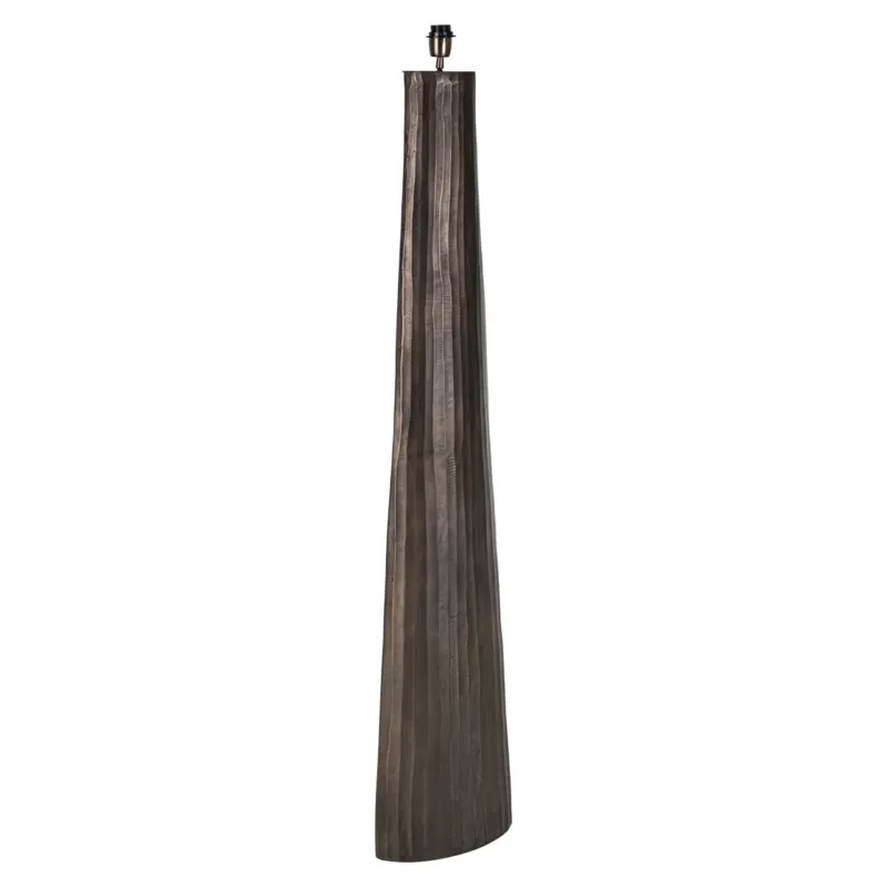 Richmond Stehlampe Velvyn Bronze mit schlankem, kegelförmigem Gestell aus Holz in Gesamtansicht.