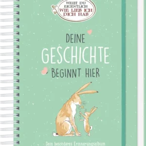 Das Buchcover zeigt eine sanfte mintgrüne Hintergrundfarbe mit luftigen, weißen Punkten. Im oberen Bereich befindet sich ein ovales, weißes Emblem mit dem Titel „WEIST DU EIGENTLICH WIE LIEB ICH DICH HAB“ in verspielter Schrift. Darunter steht in großen, weißen Buchstaben „DEINE GESCHICHTE BEGINT HIER“. Zwei niedliche Hasenillustrationen, ein größerer Hase und ein kleinerer, sitzen in der Mitte. Am unteren Rand des Covers ist der Untertitel „Dein besonderes Erinnerungsalbum“...