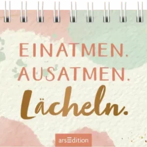 Auf dem Buchcover für den Wochenplaner 2027 dominieren sanfte Pastellfarben in Rosa, Apricot und Türkis, die harmonisch miteinander verweben. Im Vordergrund ist eine silhouettehafte Darstellung einer sitzenden Person zu sehen, die eine meditative Pose einnimmt. Die zentrale Botschaft des Covers wird durch die großen, einladenden Schriftzüge „EINATMEN. AUSATMEN. Lächeln.“ unterstrichen. Ganz oben links befindet sich ein runder Button mit dem Text „WOCHENPLANER“. Ganz unten mittig...