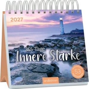 Das Cover zeigt einen ruhigen Küstenabschnitt bei Sonnenuntergang mit sanften, pastelligen Farben in Lila und Orange. Im Vordergrund sind glatte Steine sichtbar, während im Hintergrund ein weißer Leuchtturm an der Küste leuchtet. Der Titel „Innere Stärke“ ist in eleganter, handschriftlicher Schriftart in Weiß gehalten, ergänzt durch die Worte „365 Tage“ oberhalb. Oben links steht das Jahr „2027“. Ganz unten mittig steht der Logoschriftzug von arsEdition.
