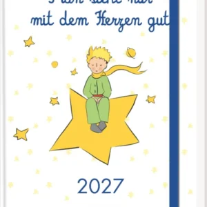 Das Cover zeigt einen kindlichen Protagonisten mit blonden Locken, der in einem grünen Pyjama auf einem gelben Stern sitzt. Er wirkt nachdenklich und freundlich, umgeben von kleinen, goldenen Sternen auf einem weißen Hintergrund. Der Titel „Man sieht nur mit dem Herzen gut“ ist in blauer Schrift oberhalb des Jungen platziert. Darunter steht der Autorennamen Antoine de Saint-Exupéry in einer verspielten Schrift. Unten ist der Aufdruck „2027“ zu sehen. Ganz unten mittig steht der...