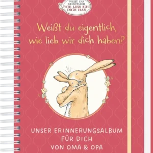 Das Buchcover zeigt einen roten, strukturierten Hintergrund mit einem spiralförmigen Rand. Im Zentrum befindet sich ein rundes, weißes Feld mit einer gezeichneten Hasenfigur, die einem Kind liebevoll ihre Umarmung signalisiert. Über dem Feld steht der Titel „Weißt du eigentlich, wie lieb wir dich haben?“ in großen, freundlichen Buchstaben. Unterhalb des Zentrums ist der Text „UNSER ERINNERUNGSALBUM FÜR DICH VON OMA & OPA“ platziert. Ganz unten mittig steht der Logoschriftzug...