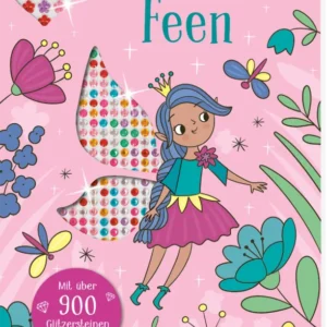 Gezeigt wird die 3D-ansicht des Heftes. Auf dem Buchcover „Mein Diamant-Stickerheft: Feen“ dominieren sanfte Pastellfarben auf einem pinken Hintergrund. In der Mitte fliegt eine Fee mit einem blauen geflochteten Zopf und einer kleinen Krone auf dem Kopf. Ihre Flügel stellen kleine Fenster dar, welche den Diamantstickerbogen zeigen, der auf der nächsten Seite angebracht ist. Um sie herum schwirren stilisierte Schmetterlinge und Blumen in lebhaften Farben. Im unteren linken Eck befindet...
