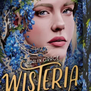 Auf dem Buchcover von „Wisteria – Die Liebe des Todes“ von Adalyn Grace ist ein Porträt einer jungen Frau zu sehen, umgeben von blühenden blauen Glyzinien, die für eine mystische Atmosphäre sorgen. Ihr Gesicht drückt sowohl Entschlossenheit als auch Sensibilität aus. Der Titel „Wisteria“ ist in geschwungener, goldener Schrift hervorgehoben. Oben links befindet sich der rote SPIEGEL-Bestseller-Button mit dem Text „Platz 1“. Ganz unten mittig steht der Logoschriftzug von...