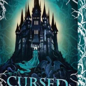 Das Buchcover zeigt ein majestätisches, düsteres Schloss mit spitzen Türmen, umgeben von schattenhaften Drachen und einer geheimnisvollen Atmosphäre. Im Vordergrund steht eine in einem langen, fließenden Kleid gekleidete Figur in zartem Türkis. Der Titel „CURSED“ ist groß und auffällig in einer eleganten, weißen Schrift gesetzt. Darunter steht der Untertitel „Der Fluch des Mondes“. Oben links ist der Name der Autorin „MARISSA MEYER“ platziert. Ganz unten mittig steht der...