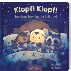 Das Buchcover zeigt einen kindlich anmutenden Junge mit einem weißen Nachthemd, der in seinem Bett sitzt und freundlich schaut. Zu seiner linken liegen ein Dachs und ein weiteres Tier, während rechts ein Waschbär ihn anblickt. Der Hintergrund ist dunkelblau, mit einem Sternenhimmel, der eine einladende Atmosphäre schafft. Der Titel „Klopf! Klopf!“ steht in großen, verspielten Buchstaben oben, während der Untertitel „Komm herein, keiner bleibt heut Nacht allein!“ darunter platziert...