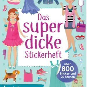 Auf dem hellblauen Cover sind zwei stilisierte Mädchen abgebildet, die jeweils modische Outfits tragen. Links steht ein Mädchen in pinkem Kleid, rechts ein weiteres in einem gestreiften Top mit einer pinken Handtasche. Um die Figuren herum sind zahlreiche Sticker wie Kleider, Accessoires und ein Hund angeordnet. Der Titel „Das super dicke Stickerheft“ erscheint in großen, farbenfrohen Buchstaben oberhalb der Figuren. Unten steht der Hinweis „über 800 Sticker und 20 Szenen“. Ganz...
