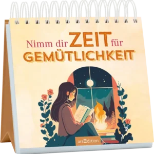 Das Buchcover zeigt eine entspannte Frau, die in einem gemütlichen Raum sitzt und ein Buch liest. Im Hintergrund ist ein Fenster sichtbar, durch das der Nachthimmel mit großen, leuchtenden Sternen und einem leicht sichtbaren Mond zu sehen ist. Die Farben sind sanft und warm, mit einem blassen Orange- und Cremetönen. Der Titel „Nimm dir ZEIT für GEMÜTLICHKEIT“ ist in großen, auffälligen Buchstaben in einem harmonischen Gelbton gestaltet. Ganz unten mittig steht der Logoschriftzug von...