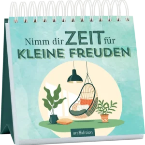 Das Buchcover zeigt einen sanften, pastellgrünen Hintergrund mit aquarellartigen Farbverläufen. In der Mitte ist ein runder Rahmen, der eine gemütliche Ecke mit einem hängenden Stuhl, Pflanzen und einem Stuhl mit einem Kissen darstellt. Der Titel „Nimm dir ZEIT für KLEINE FREUDEN“ ist in großen, typografisch verspielten Buchstaben in Dunkelgrün und Schwarz gestaltet. Ganz unten mittig steht der Logoschriftzug von arsEdition.