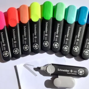 Textmarker bei Polly Paper in Berlin in elf Farben, nachfüllbar , aus Recycling-Plastik, Schaft in schwarz, Deckel in der Schreibfarbe