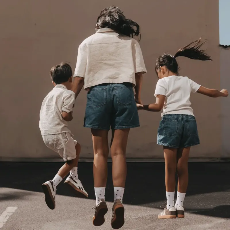 Familie im Partnerlook mit weißen Eulenschnitt Socken und schwarzen Herzen